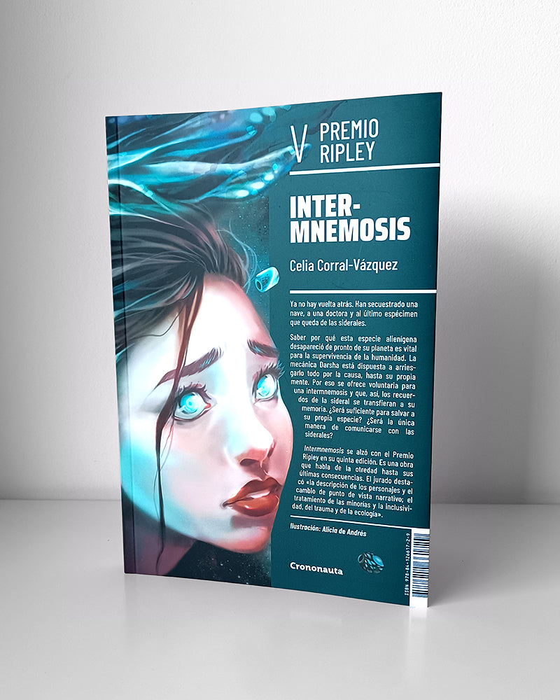 En la parte izquierda de la cubierta aparece en primer plano el rostro de una joven blanca de pelo oscuro y un mechón sobre la cara. Está mirando hacia arriba con una expresión que denota preocupación y ansiedad, con los ojos muy abiertos y los labios entreabiertos. En la parte derecha se puede leer V Premio Ripley. Intermnemosis, Celia Corral-Vázquez. Ilustración: Alicia de Andrés. Y la sinopsis de la novela.