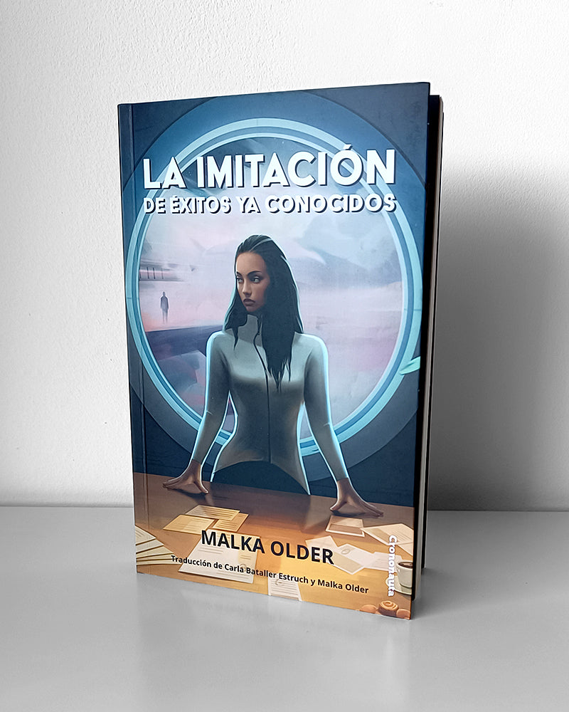 Una mujer de piel oscura y cabello largo se yergue ante una mesa llena de papeles, una taza de té y unos pastelitos. Su expresión es seria y pensativa. Tras ella se abre una ventana circular tras la que circulan nubes de tormenta y, entre ellas, la silueta de un hombre se dibuja sobre una plataforma mientras una especie de tren se desplaza tras él.