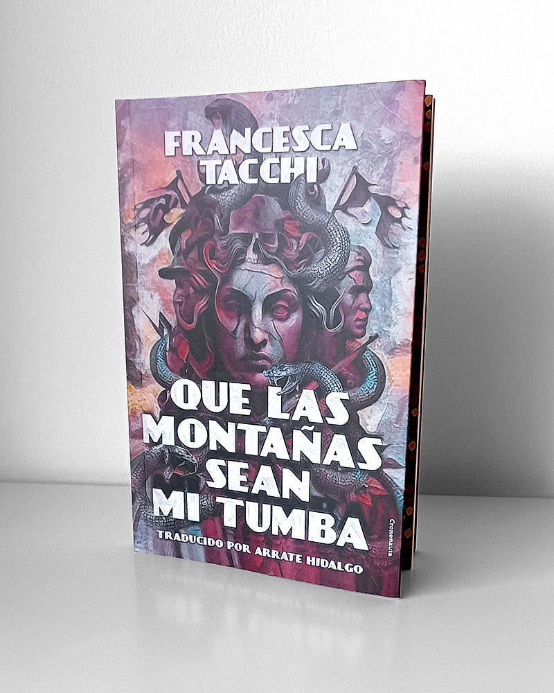 En medio de la ilustración se erige la figura de una mujer rodeada de serpientes, como una estatua agrietada. En el lado izquierdo de su cabeza, el rostro de un soldado nazi con un casco y, sobre él, una bandera con una esvástica. En el lado derecho, el joven rostro de un partisano y sobre él la bandera italiana. Sobre el rostro de la mujer hay una calavera, y ambas banderas están destrozadas.