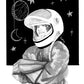 Una chica sonríe dentro de su csaco espacial. Va vestida también con el traje y tiene los brazos cruzados en una pose orgullosa. De fondo cuelgan de cuerdas estrellas y planetas sobre un fondo negro.