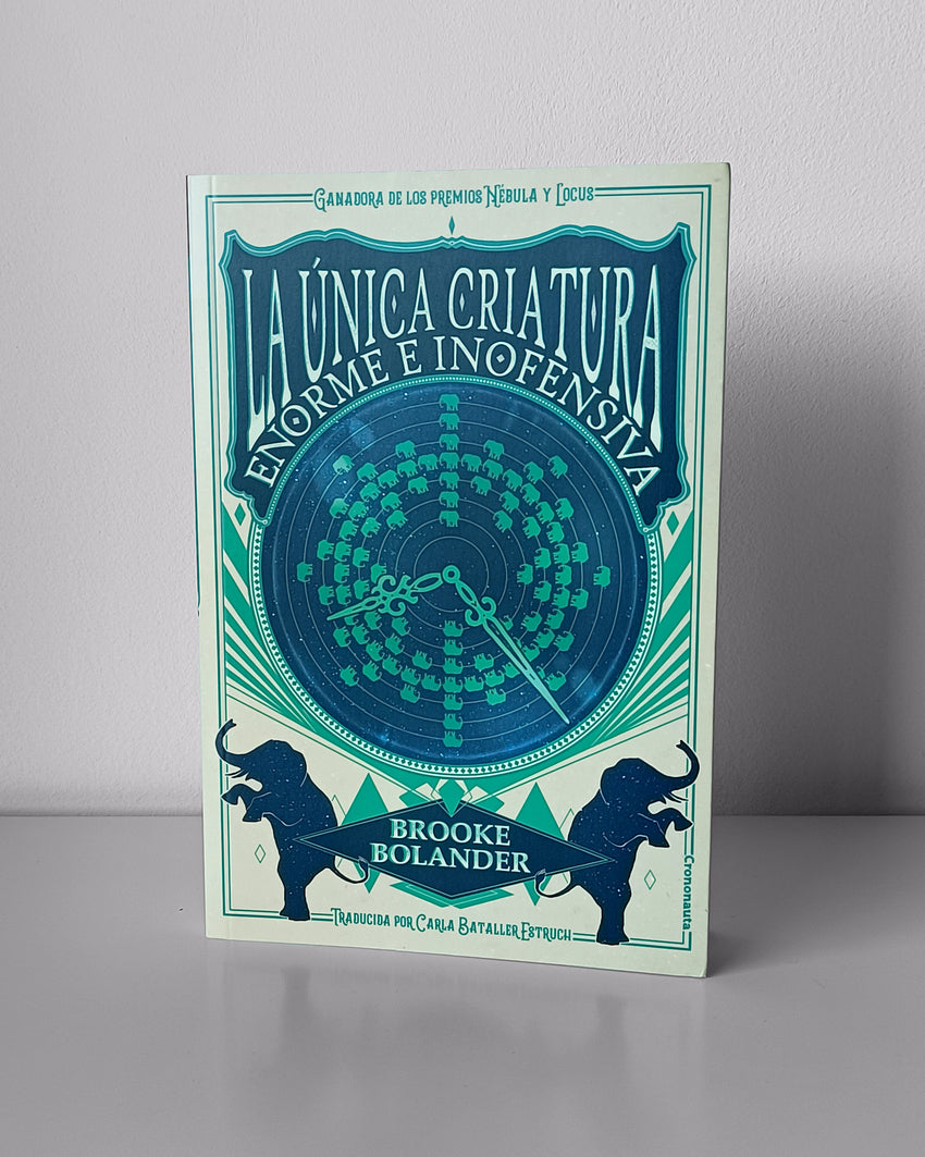 En la portada, la imagen principal es una esfera de reloj con la configuración electrónica del radio. Los colores predominantes son el verde radioactivo, el azul oscuro y un amarillo crema. El título aparece encima de la esfera en letras mayúsculas y sinuosas. En la parte inferior, el nombre de la autora está enmarcado en un rombo alargado, en cuyas puntas aparecen dos elefantes de pie.