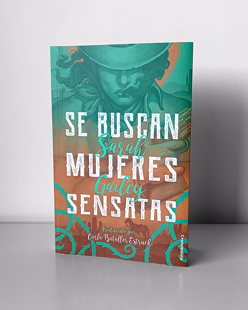 Predominan el naranja desierto y un verde oscuro. El título, «Se buscan mujeres sensatas» aparece en grande en el centro, con letras tipo wéstern en blanco. El nombre de le autore, Sarah Gailey, está intercalado con el título, en otra letra más sinuosa. En el fondo aparece una mujer con un sombrero tapándole los ojos y una pistola y un libro en la mano. Está seria. El viento le mueve el cabello. Más de fondo, aparecen varios cactus y un caballo. También hay varias zarzas en verde por la parte inferior.