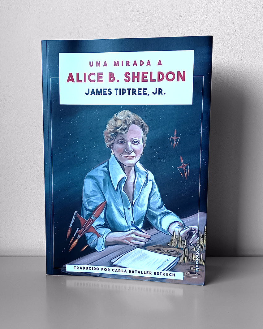 La imagen principal es un retrato de Alice B. Sheldon en su madurez escribiendo sobre una mesa de madera, sobre la que hay unas hojas y ciudades que parecen salir de ellas. Lleva una camisa blanca remangada y abierta por el cuello. Arriba, en un recuadro blanco, aparecen el título, Una mirada a Alice B. Sheldon y el pseudónimo de la autora, James Tiptree, Jr. De fondo se ve el cielo estrellado con planetas y naves espaciales.