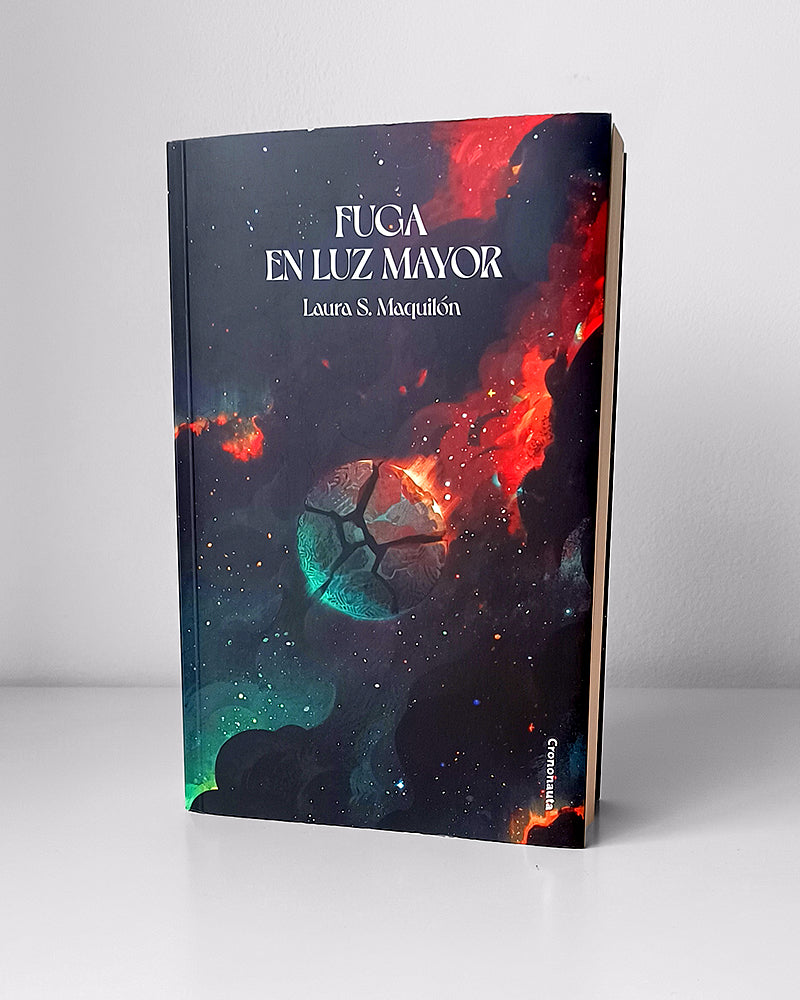 En la zona superior, está el título de la novela y el nombre de la autora; y, en la zona inferior, un planeta con grandes grietas, que resquebrajan su superficie. Es de color gris oscuro, pero la luz del universo lo ilumina con tonos rojos y verdes.
Tras el planeta, hay un universo oscuro y estrellado que transmite inmensidad. Está formado por líneas curvas y sinuosas, de color rojo y verde, que recuerdan al humo y al fuego. Las estrellas son puntos pequeños de distintos colores (amarillo, azul, blanco).