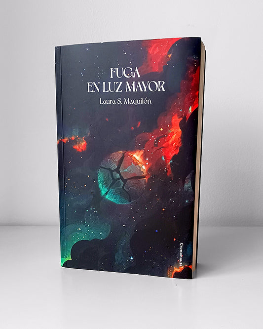 En la zona superior, está el título de la novela y el nombre de la autora; y, en la zona inferior, un planeta con grandes grietas, que resquebrajan su superficie. Es de color gris oscuro, pero la luz del universo lo ilumina con tonos rojos y verdes.
Tras el planeta, hay un universo oscuro y estrellado que transmite inmensidad. Está formado por líneas curvas y sinuosas, de color rojo y verde, que recuerdan al humo y al fuego. Las estrellas son puntos pequeños de distintos colores (amarillo, azul, blanco).