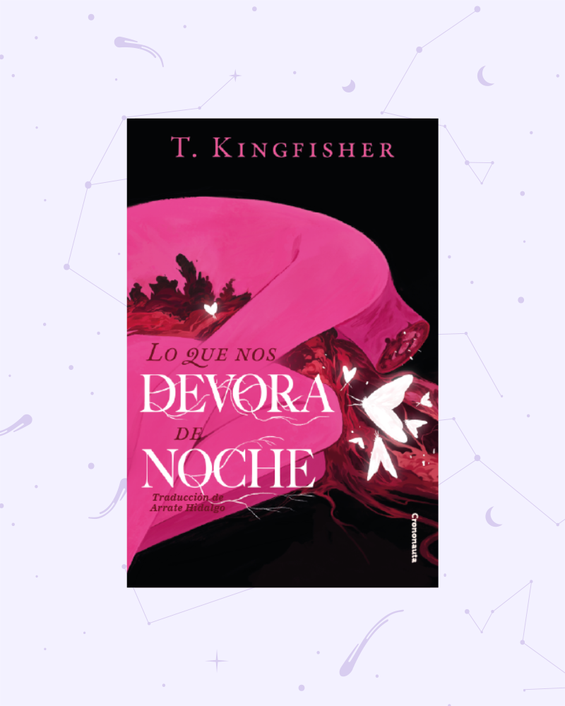 Un cuerpo en posición fetal aparece con la cabeza cortada. De sus entrañas salen ríos de sangre oscura sobre la que revolotean polillas blancas. El título, Lo que nos devora de noche, destaca en blanco sobre el cuerpo rosa, mientras que el nombre de la autora, T. kingfisher, aparece arriba sobre el fondo negro de la ilustración.