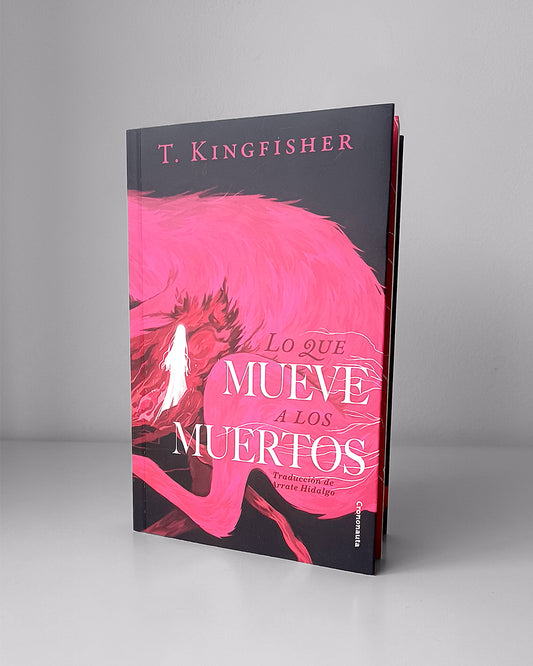 Sobre fondo negro y liso, hay una liebre enorme de color rosa chillón. No se ve su cabeza. Está tumbada y tiene un agujero en el vientre del que le salen tripas de un rosa más claro, que se cortan en el lomo del libro.
Frente al agujero de las tripas, que parece una puerta, hay una mujer con melena larga. Es muy pequeña, de color blanco y muy brillante. De la liebre también se extienden micelios de hongos que abrazan el título.