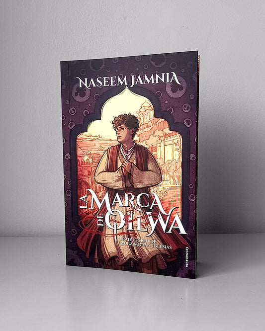 Sobre un fondo granate oscuro, con dibujos de glóbulos blancos y plaquetas de un granate más claro, está le protagonista: una persona no binaria de pelo corto, rizado y marrón, y de piel morena. Viste un caftán persa, de color beige y manga larga que le llega hasta las rodillas, una faja roja y un chaleco largo del mismo color. Tiene las manos juntas sobre el pecho, y de una de ellas cae sangre sobre el rótulo del título de la novela, que está en la zona inferior y tiene las letras blancas y curvas.