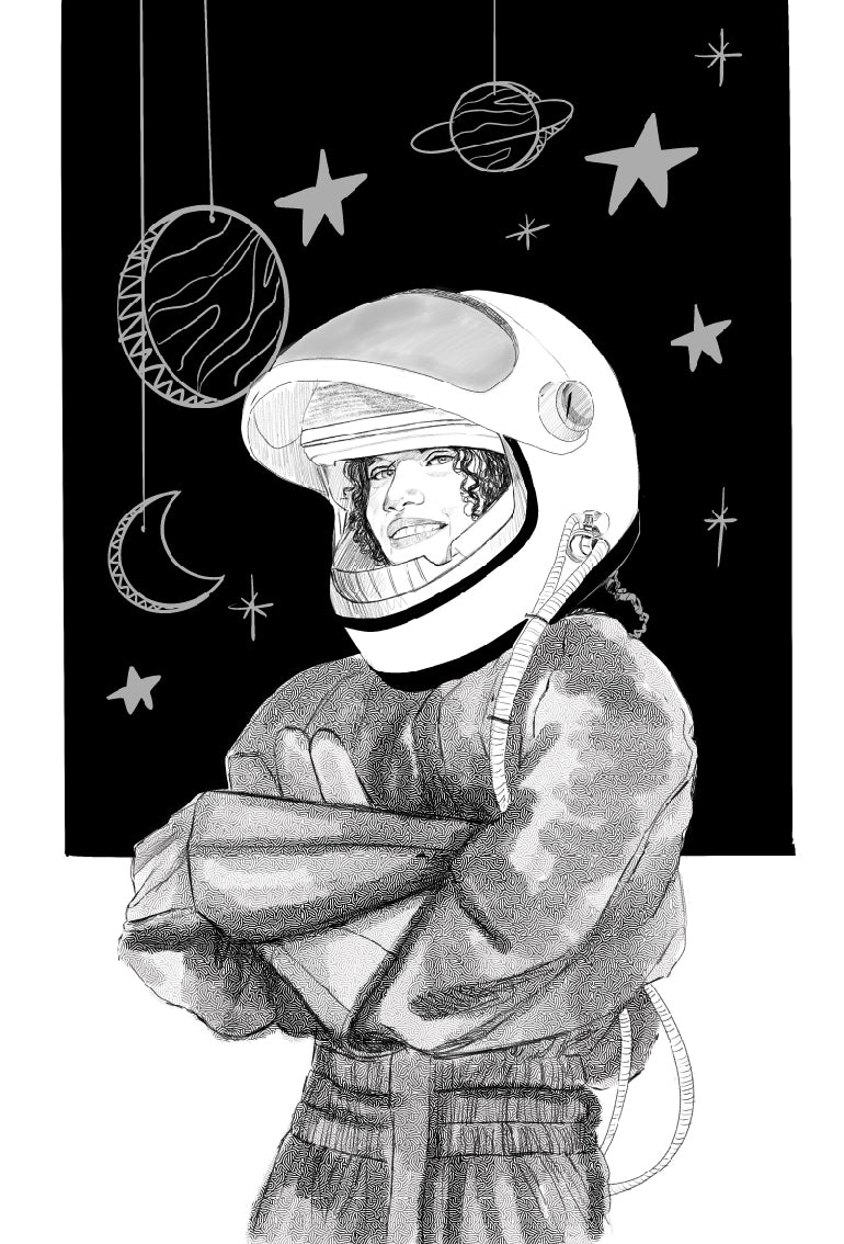 Una chica sonríe dentro de su csaco espacial. Va vestida también con el traje y tiene los brazos cruzados en una pose orgullosa. De fondo cuelgan de cuerdas estrellas y planetas sobre un fondo negro.